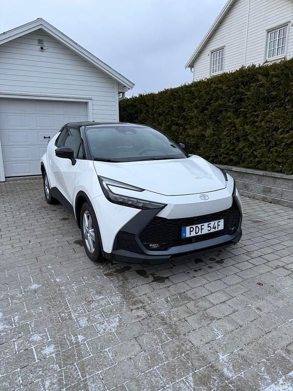 Begagnad Toyota C-HR Executive 140 HK (102 kW) 2024 Bitone SUV