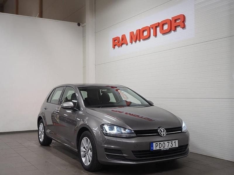 Grå Begagnad 2016 VW Golf VII Halvkombi | 169 900 kr (Marknadspris) - Bild 1/3