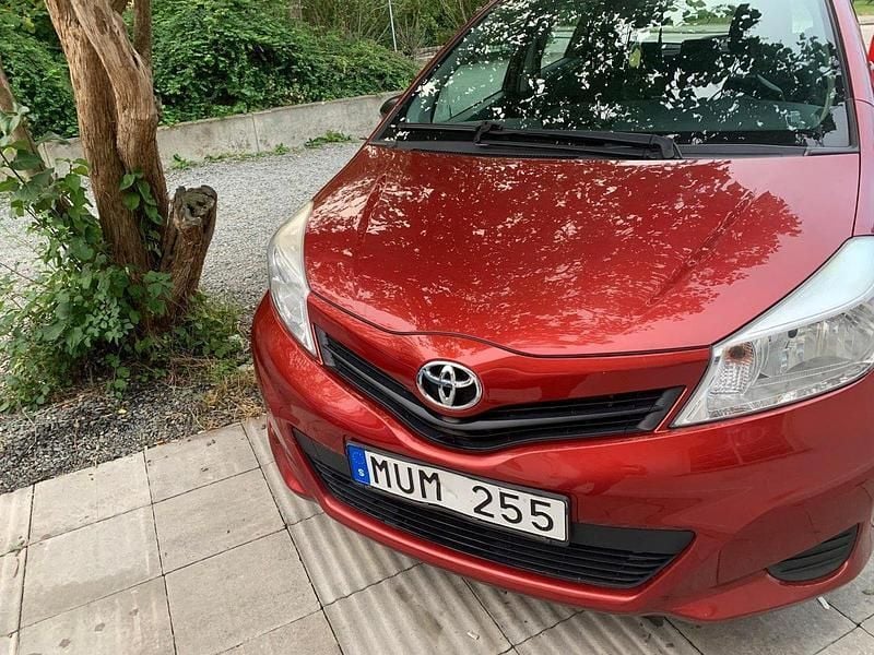 Röd Begagnad 2012 Toyota Yaris Life Halvkombi | 64 000 kr (Marknadspris) - Bild 1/4
