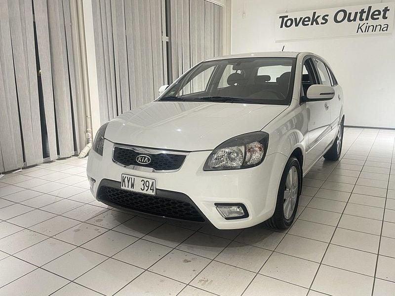 Vit Begagnad 2010 Kia Rio Halvkombi | 29 900 kr (Bra pris) - Bild 1/4