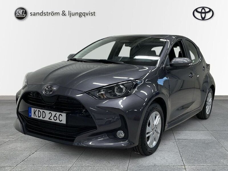 Mörkgrå (grå) Ny 2024 Toyota Yaris Hybrid Active Halvkombi | 259 000 kr (Marknadspris) - Bild 1/4