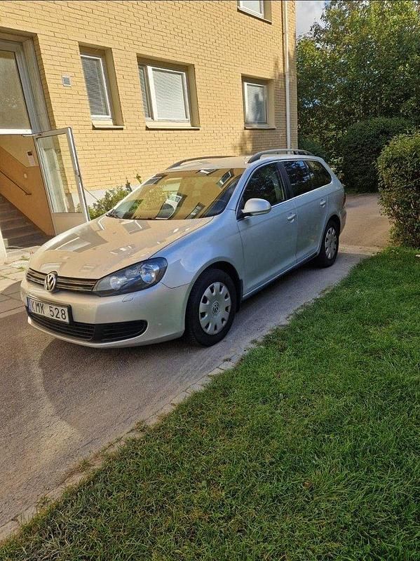 Silver Begagnad 2013 VW Golf VII Kombi | 42 000 kr (Marknadspris) - Bild 1/4