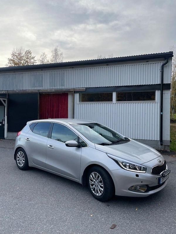 Begagnad Kia Ceed Comfort 110 HK (80 kW) 2014 Grå Halvkombi