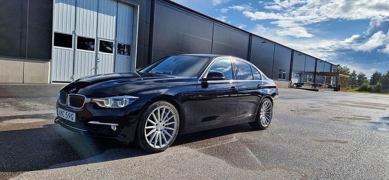 Begagnad 2017 BMW 330 Sedan | 179 900 kr (Lite dyr) - Bild 1/4