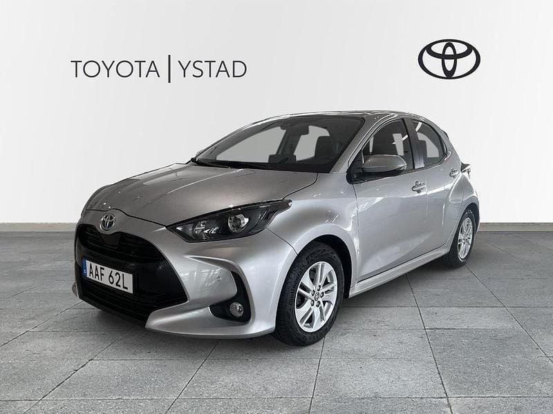 Silver Begagnad 2022 Toyota Yaris Hybrid Active Halvkombi | 209 000 kr (Marknadspris) - Bild 1/3