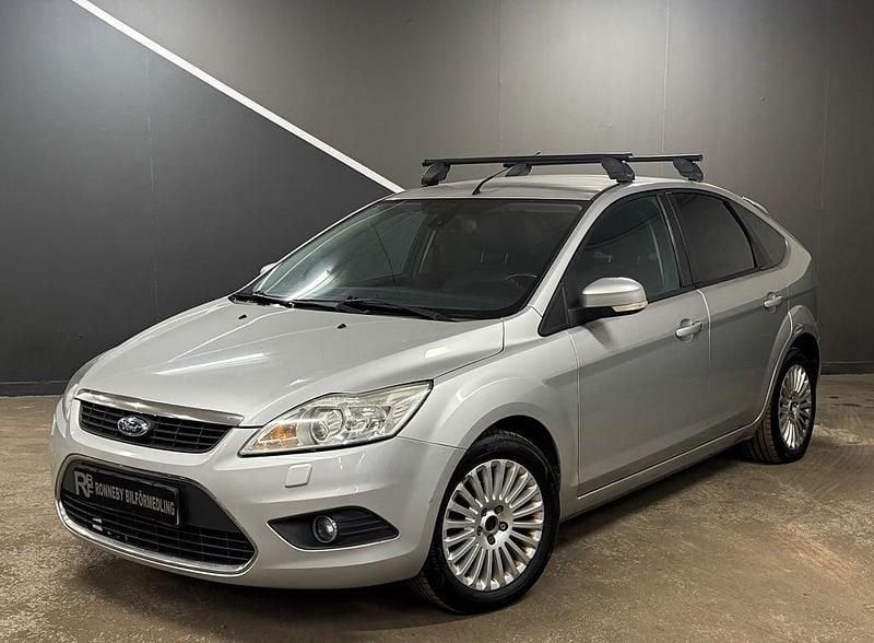 Grå Begagnad 2009 Ford Focus Titanium Halvkombi | 34 900 kr (Marknadspris) - Bild 1/4
