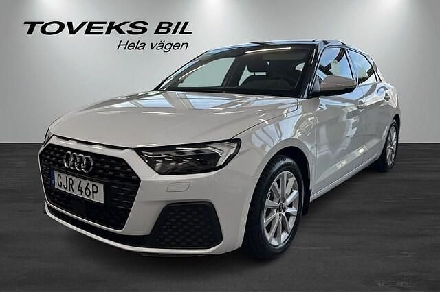 Glaciärvit metallic manhattangrå metallic Begagnad 2025 Audi A1 Sportback Proline Halvkombi | 249 900 kr (Marknadspris) - Bild 1/4
