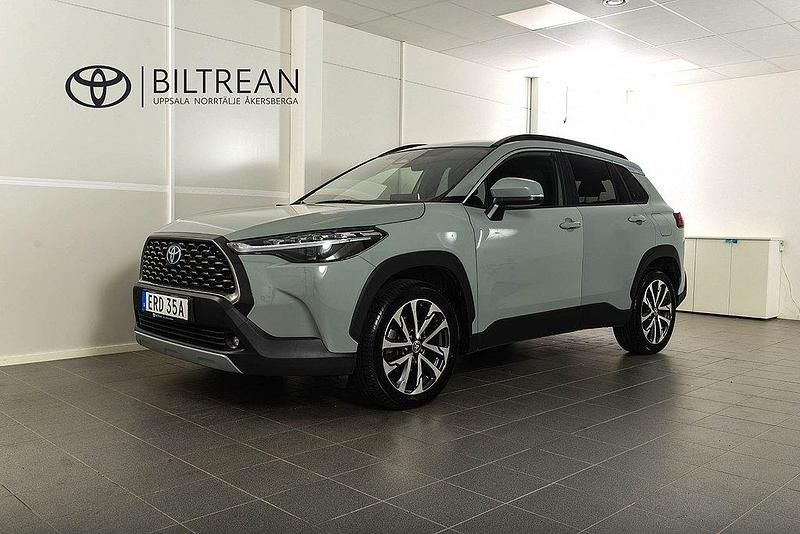 Grön Begagnad 2023 Toyota Corolla Cross Style SUV | 364 900 kr (Marknadspris) - Bild 1/4