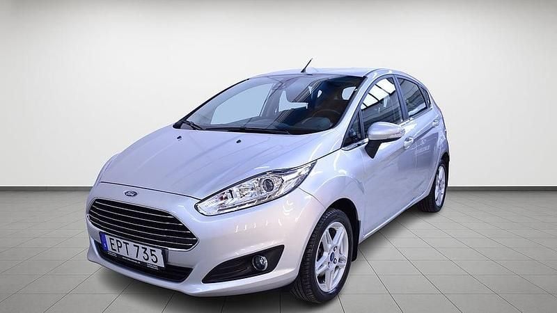 Grå Begagnad 2015 Ford Fiesta Titanium Halvkombi | 79 900 kr (Marknadspris) - Bild 1/4