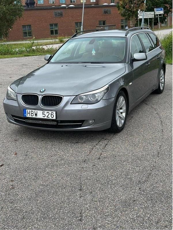 Grå Begagnad 2008 BMW 520 Kombi | 64 500 kr (Marknadspris) - Bild 1/4