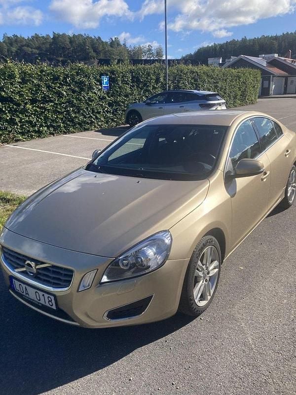 Brun Begagnad 2011 Volvo S60 Momentum Sedan | 69 000 kr (Superpris) - Bild 1/4