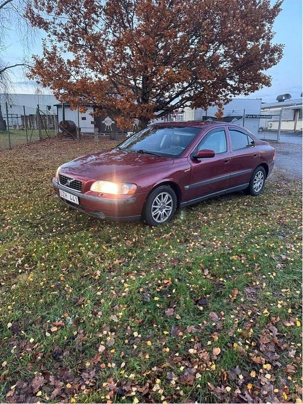 Röd Begagnad 2004 Volvo S60 Sedan | 22 900 kr (Marknadspris) - Bild 1/4
