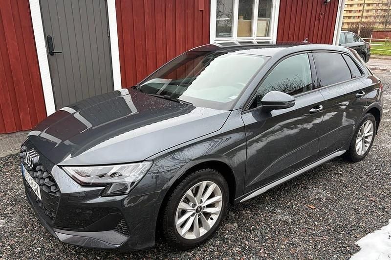 Begagnad 2025 Audi A3 Sportback Halvkombi | 301 500 kr (Marknadspris) - Bild 1/4
