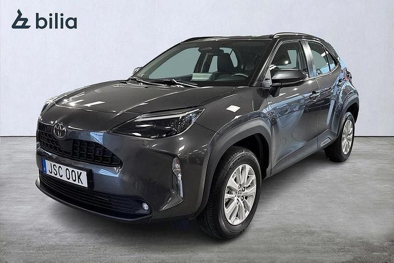 Mörkgrå Begagnad 2024 Toyota Yaris Cross Active SUV | 304 900 kr (Marknadspris) - Bild 1/3