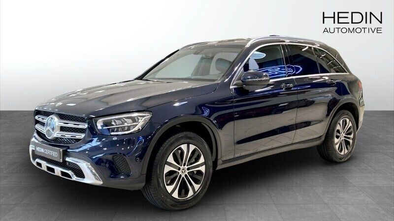 Mörkblå (blue) Begagnad 2022 Mercedes GLC300e Kombi | 389 900 kr - Bild 1/4