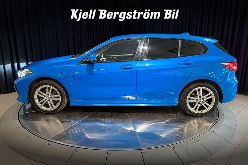 Begagnad BMW 118 Shadowline 136 HK (100 kW) 2022 Blå metallic Halvkombi