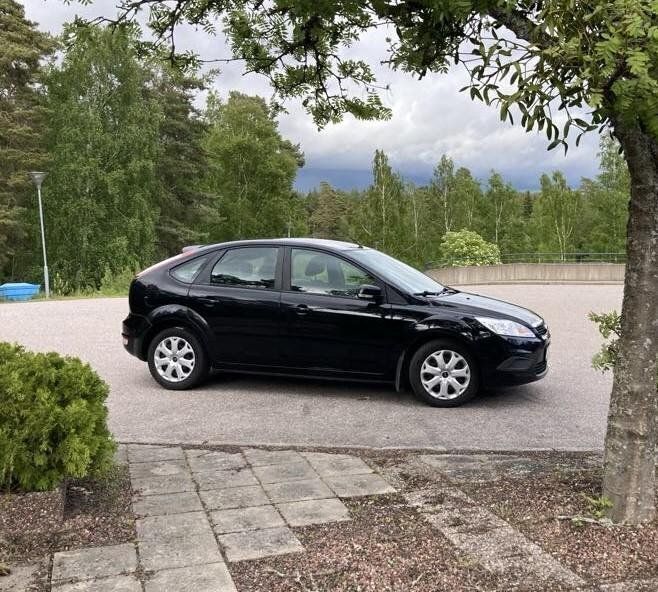 Svart Begagnad 2011 Ford Focus Trend Halvkombi | 53 500 kr (Marknadspris) - Bild 1/4