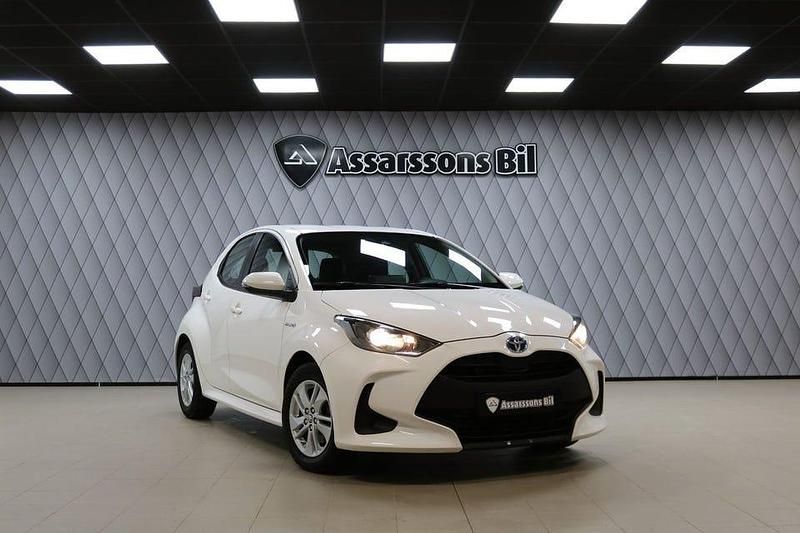 Vit Begagnad 2021 Toyota Yaris Hybrid Active Halvkombi | 159 900 kr (Marknadspris) - Bild 1/4