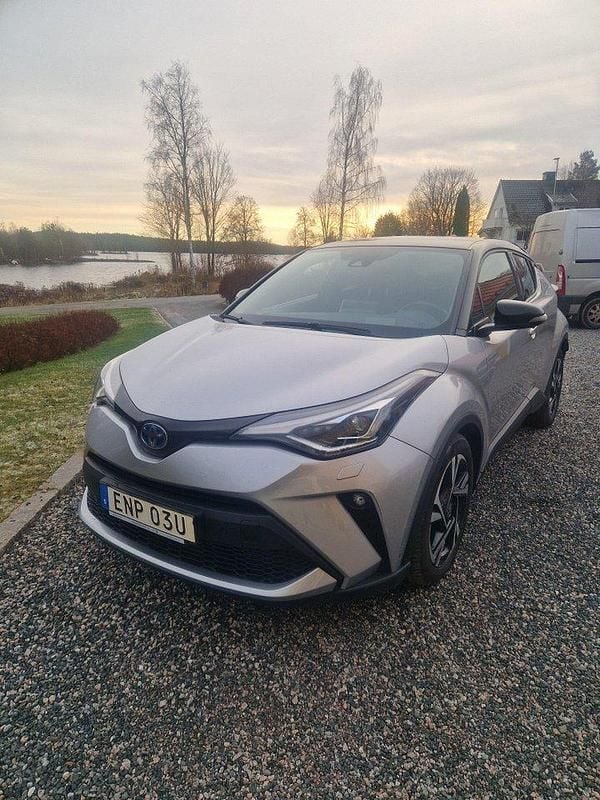 Silver Begagnad 2022 Toyota C-HR+ Edition SUV | 269 000 kr (Marknadspris) - Bild 1/4
