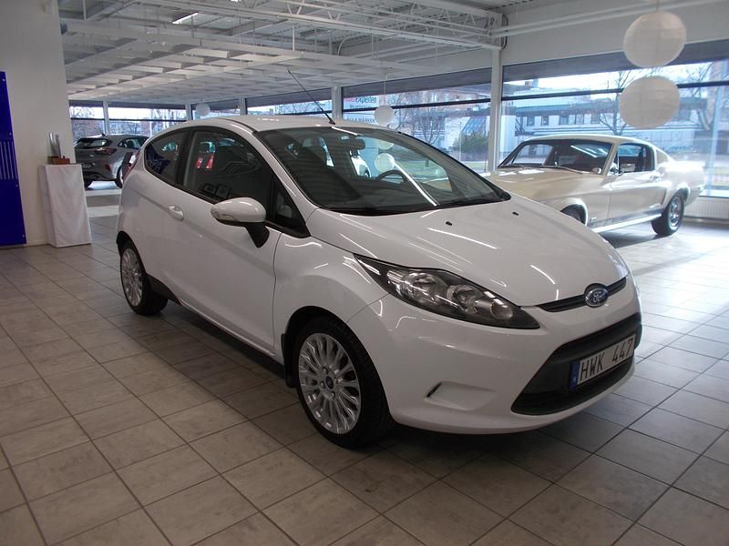 Begagnad Ford Fiesta 2009 Vit Halvkombi