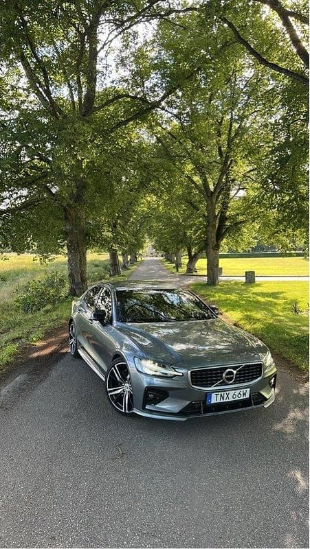 Grå Begagnad 2019 Volvo S60 R-Design Sedan | 295 000 kr (Marknadspris) - Bild 1/4