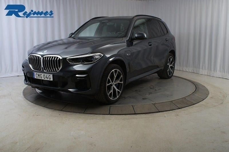 Grå Begagnad 2021 BMW X5 M Sport SUV | 649 800 kr - Bild 1/4