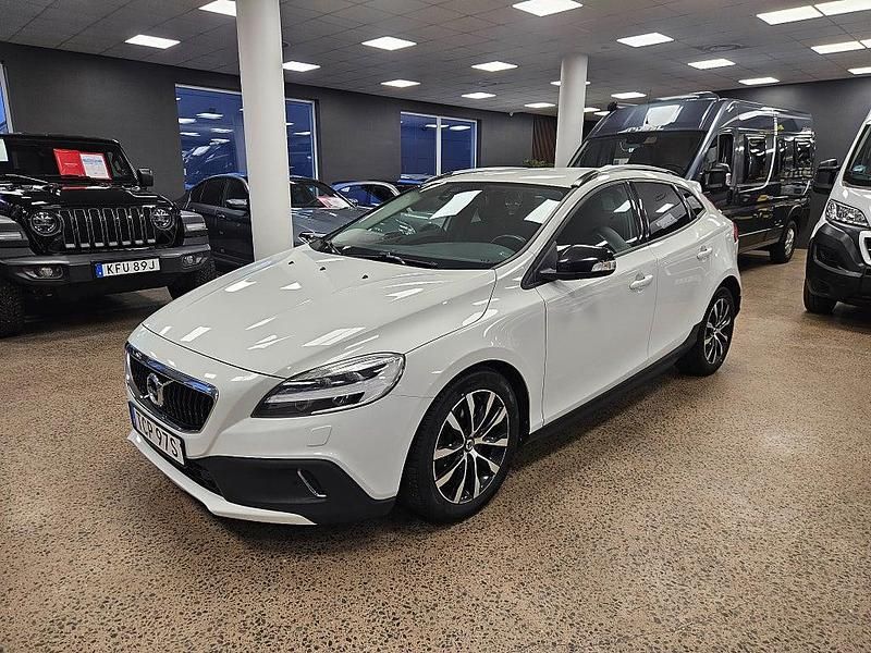 Begagnad Volvo V40 Kinetic 152 HK (111 kW) 2019 Vit Halvkombi