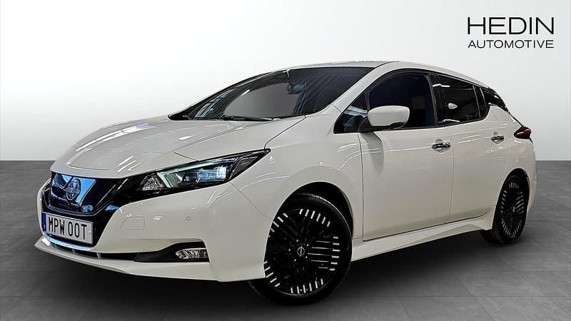Begagnad Nissan Leaf N-Connecta 108 kW (147 HK) 2023 Vit Halvkombi