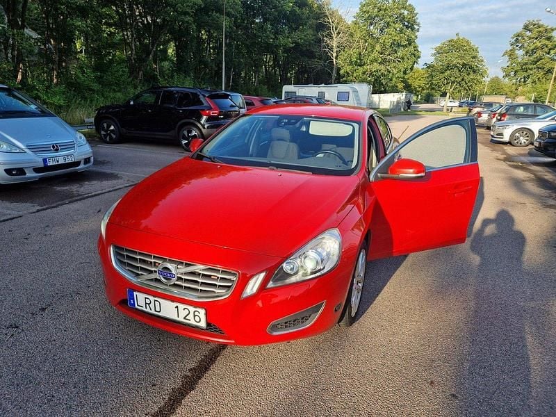 Röd Begagnad 2011 Volvo S60 Momentum Sedan | 85 000 kr (Marknadspris) - Bild 1/4
