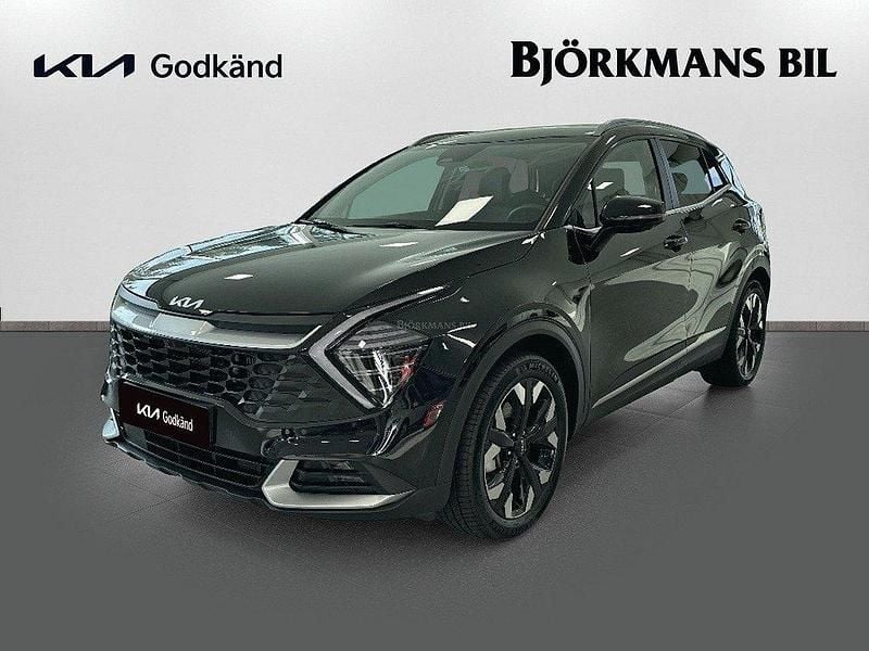 Svart (/1k/ pearl black m) Begagnad 2023 Kia Sportage Advance SUV | 404 900 kr (Marknadspris) - Bild 1/4