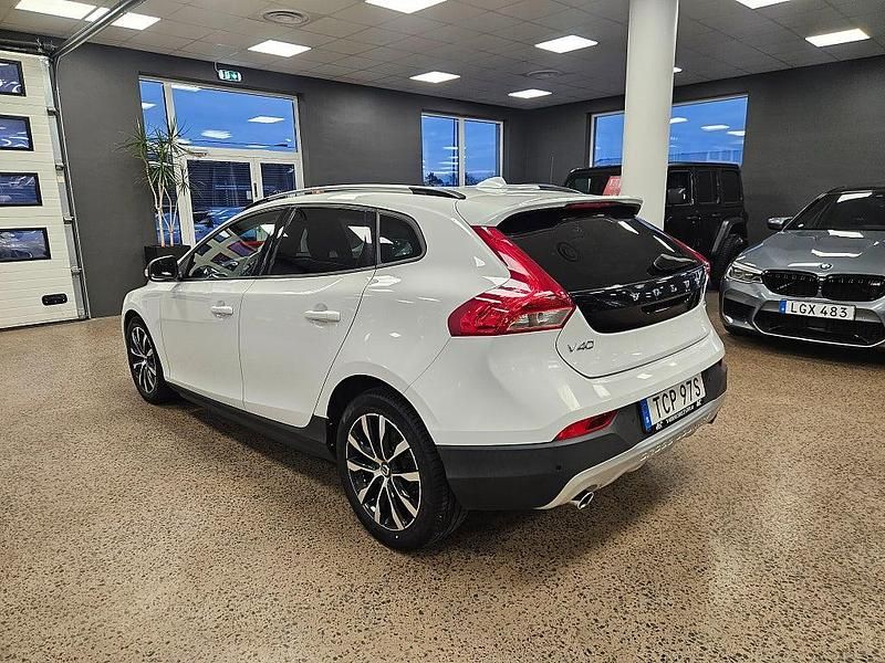 Begagnad Volvo V40 Kinetic 152 HK (111 kW) 2019 Vit Halvkombi