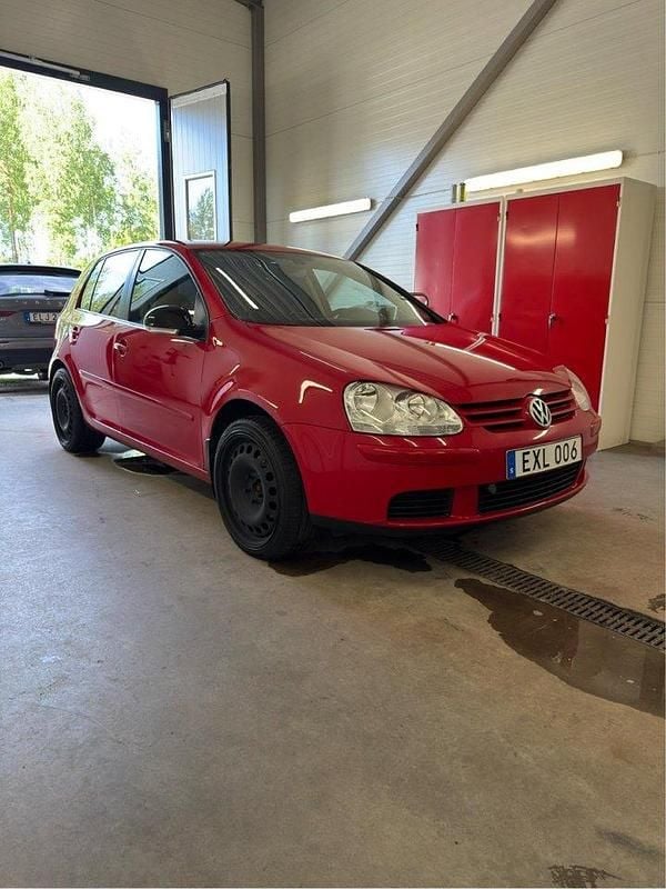 Röd Begagnad 2008 VW Golf VI Trendline Halvkombi | 40 000 kr (Marknadspris) - Bild 1/4