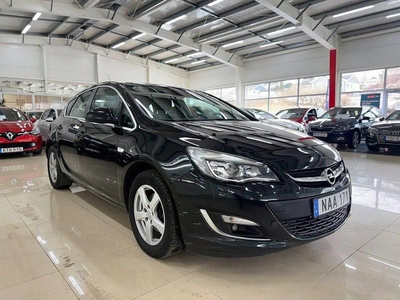 Begagnad Opel Astra Sport 110 HK (80 kW) 2013 Svart