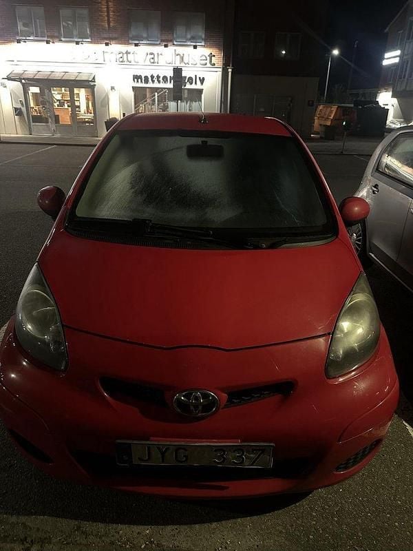 Röd Begagnad 2010 Toyota Aygo Halvkombi | 25 000 kr (Marknadspris) - Bild 1/4