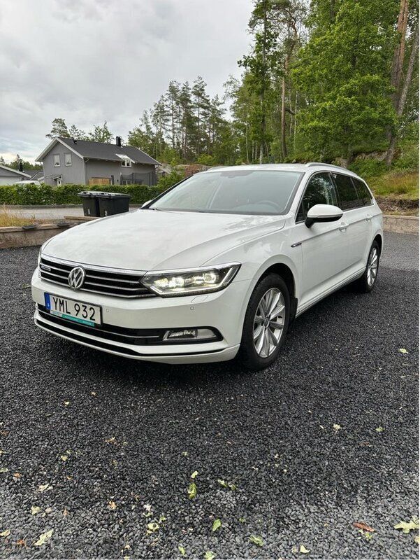 Vit Begagnad 2017 VW Passat Kombi | 169 000 kr (Marknadspris) - Bild 1/4
