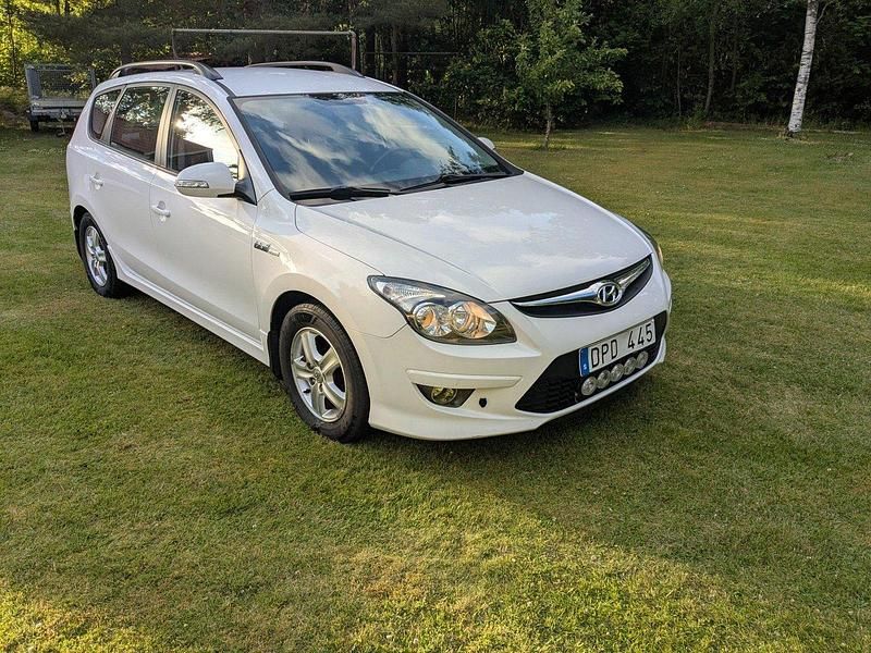 Vit Begagnad 2012 Hyundai i30 Kombi | 62 900 kr (Bra pris) - Bild 1/4