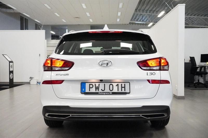 Begagnad Hyundai i30 Essential 120 HK (88 kW) 2023 Vit Kombi