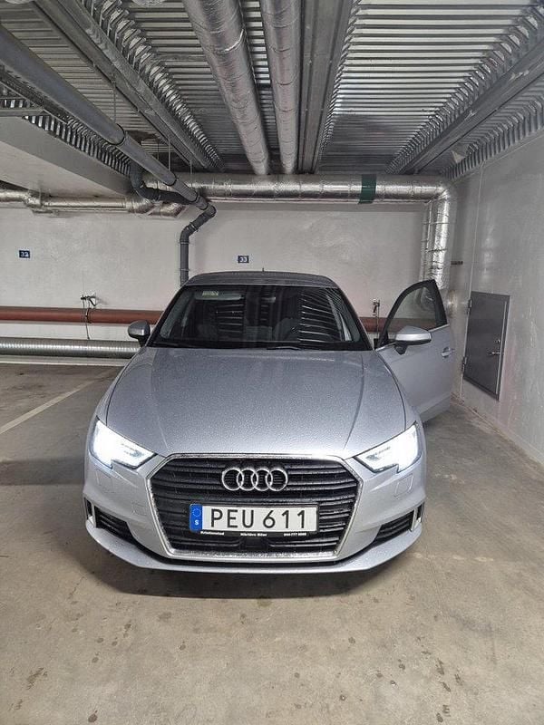 Silver Begagnad 2017 Audi A3 Sportback Comfort Halvkombi | 190 000 kr (Dyr) - Bild 1/4