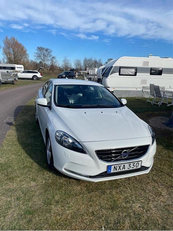 Vit Begagnad 2016 Volvo V40 Kinetic Halvkombi | 120 000 kr (Marknadspris) - Bild 1/4