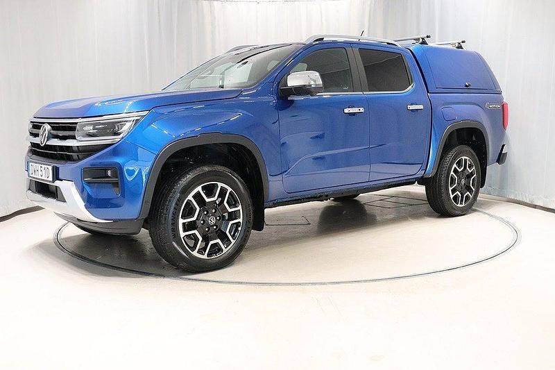 Mörkblå (bright blue metallic) Begagnad 2023 VW Amarok Style Pickup | 629 800 kr (Marknadspris) - Bild 1/4