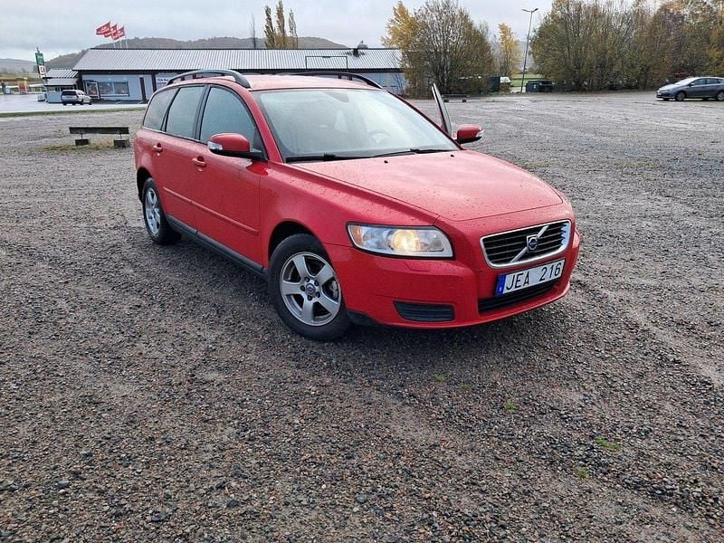 Röd Begagnad 2009 Volvo V50 Kinetic Kombi | 55 000 kr (Marknadspris) - Bild 1/4