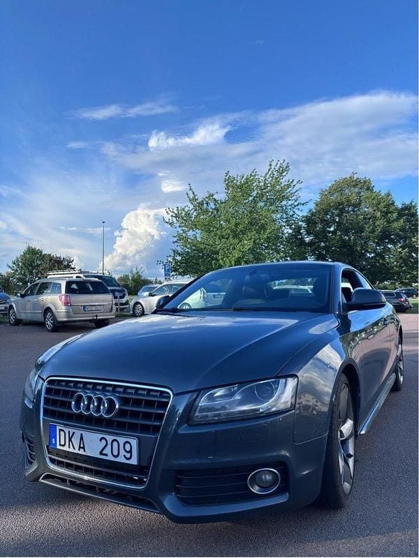 Grå Begagnad 2008 Audi A5 S-Line Sportkupé | 49 999 kr - Bild 1/4