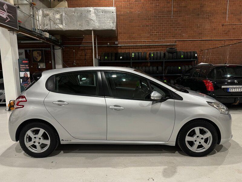 Begagnad Peugeot 208 82 HK (60 kW) 2014 Ljusgrå (grå) Halvkombi