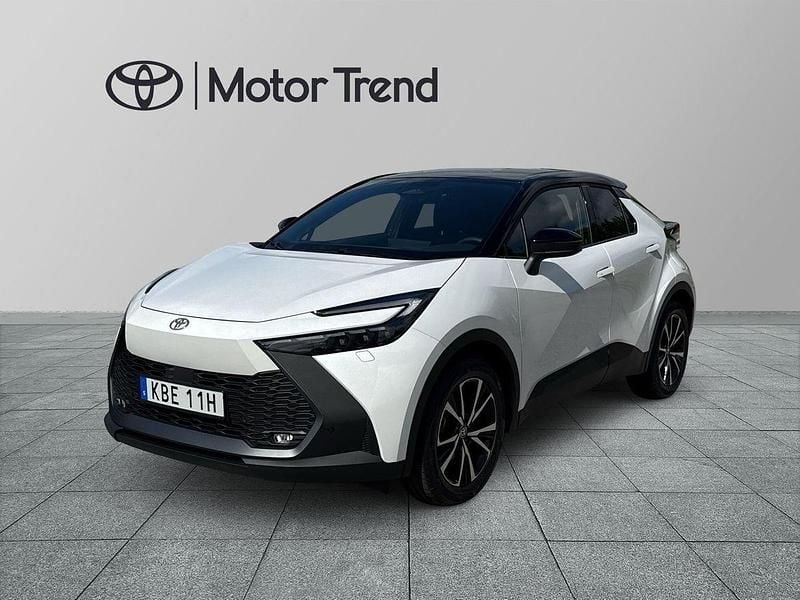 Vit Begagnad 2025 Toyota C-HR Style SUV | 434 900 kr (Marknadspris) - Bild 1/3