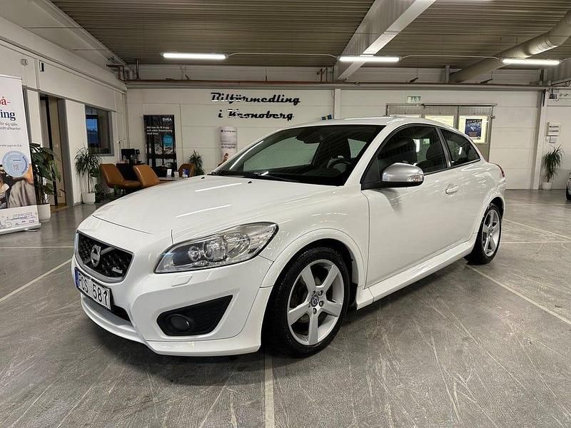 Vit Begagnad 2009 Volvo C30 R-Design Halvkombi | 59 900 kr (Marknadspris) - Bild 1/4