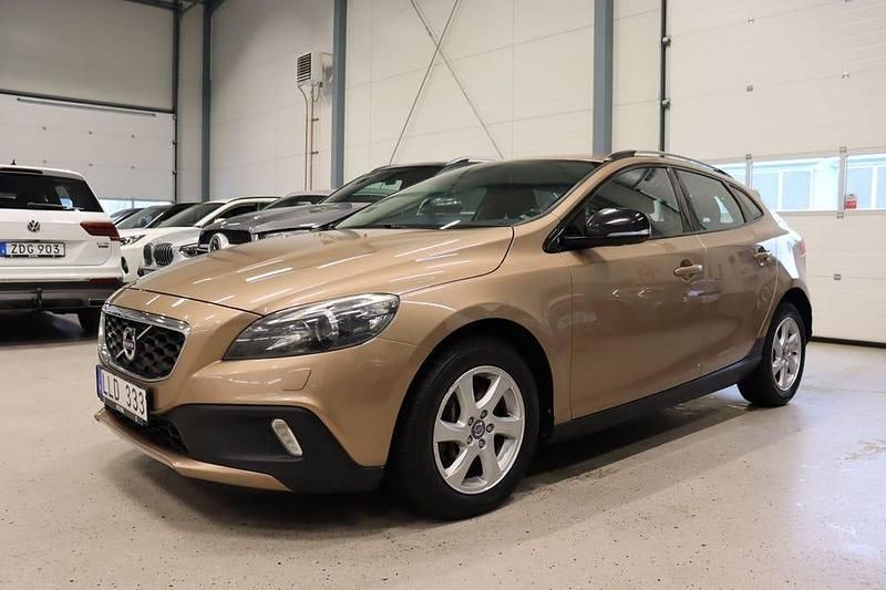Brun Begagnad 2013 Volvo V40 CC Momentum Kombi | 104 700 kr (Bra pris) - Bild 1/4