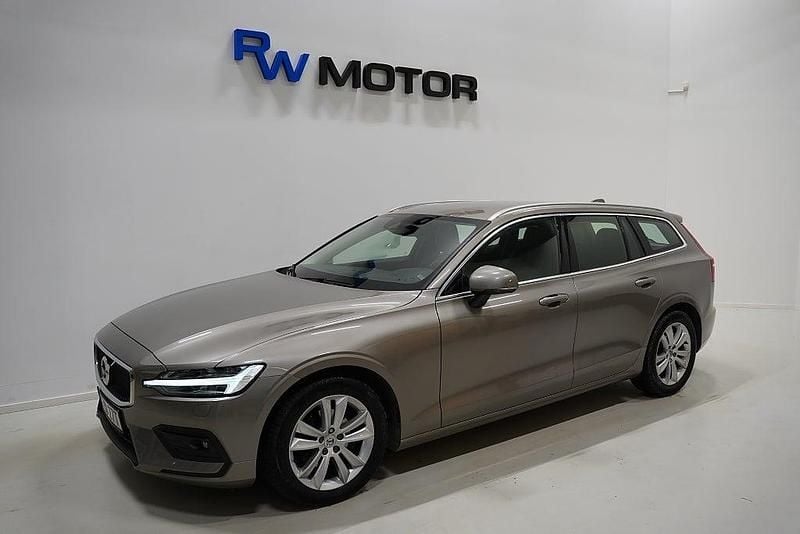 Grå Begagnad 2020 Volvo V60 Momentum Kombi | 184 900 kr (Marknadspris) - Bild 1/4