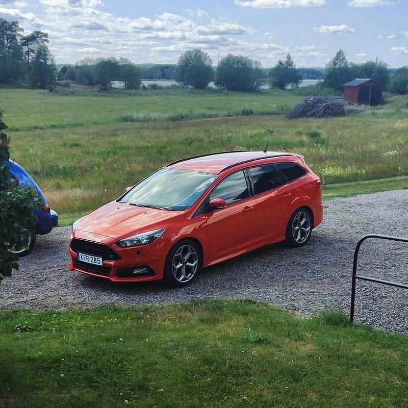 Röd Begagnad 2016 Ford Focus ST Kombi | 170 000 kr (Marknadspris) - Bild 1/1