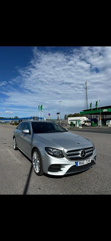 Silver metallic Begagnad 2020 Mercedes E300 Kombi | 299 000 kr (Dyr) - Bild 1/4