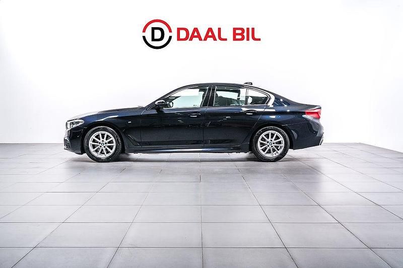 Svart Begagnad 2019 BMW 520 M Sport Sedan | 299 700 kr (Bra pris) - Bild 1/4